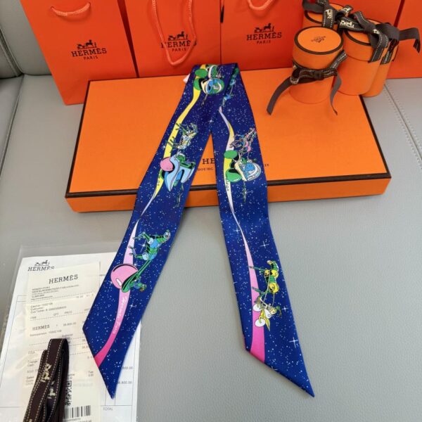 repliche,replica,perfette,siti di,affidabili,migliori siti,dove comprare,1:1,scarpe da ginnastica Sciarpa Twilly Hermes “Space Horse Racing” (100% seta di gelso)