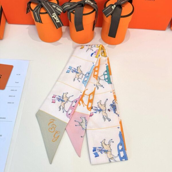Sciarpa Twilly Hermes "Horse Parade" Nastro di seta Twilly (100% seta di gelso)