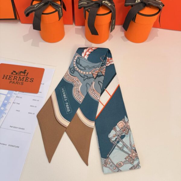 Sciarpa Twilly "Feast" di Hermes. Nastro di seta twilly (100% seta di gelso)