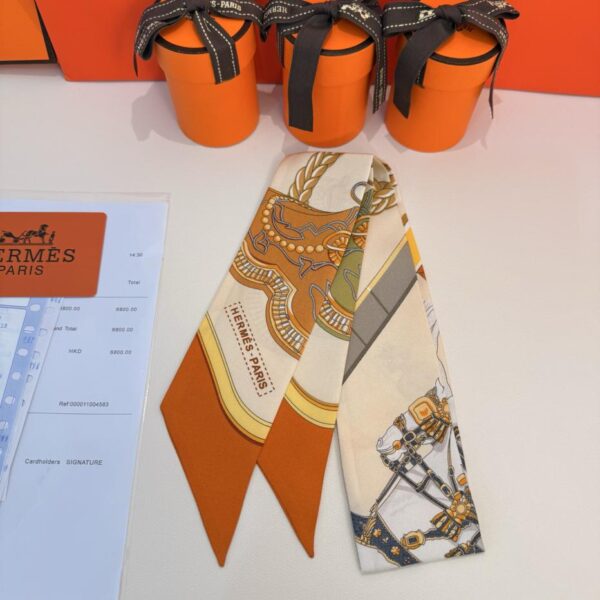 Sciarpa Twilly "Feast" di Hermes. Nastro di seta twilly (100% seta di gelso)