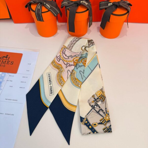 Sciarpa Twilly "Feast" di Hermes. Nastro di seta twilly (100% seta di gelso)