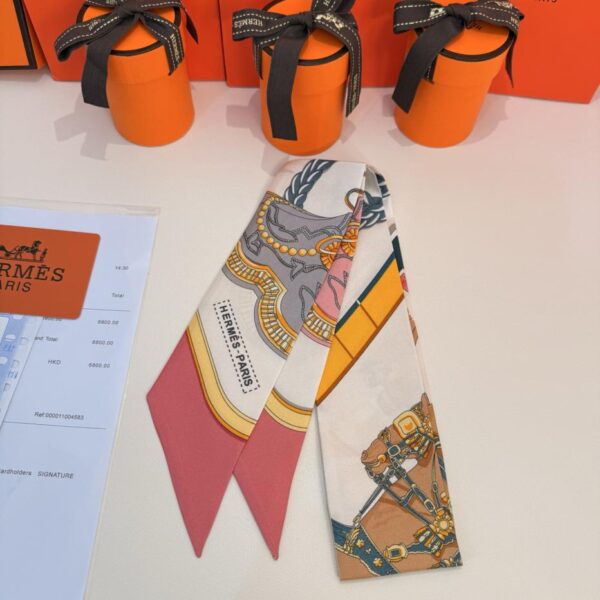Sciarpa Twilly "Feast" di Hermes. Nastro di seta twilly (100% seta di gelso)