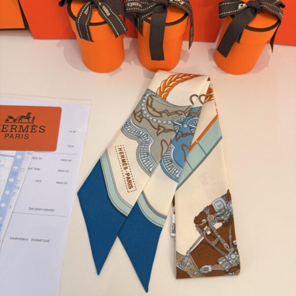 Sciarpa Twilly "Feast" di Hermes. Nastro di seta twilly (100% seta di gelso)