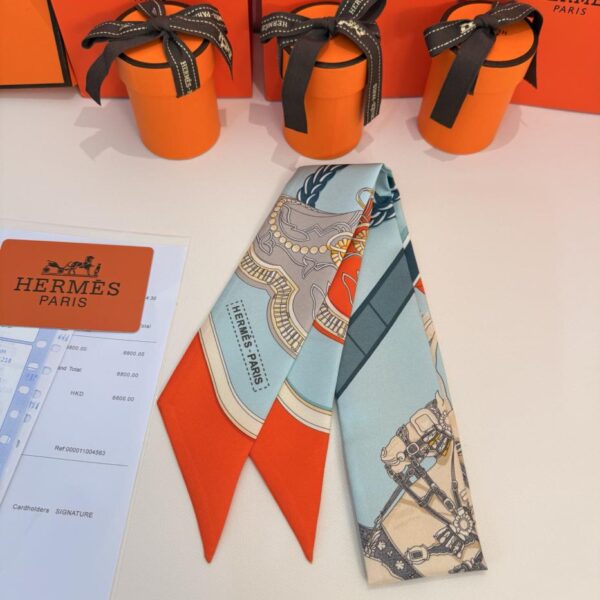 Sciarpa Twilly "Feast" di Hermes. Nastro di seta twilly (100% seta di gelso)