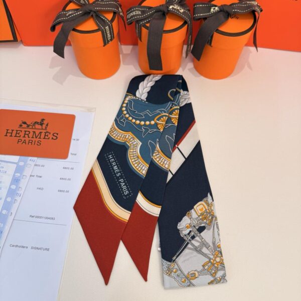 Sciarpa Twilly "Feast" di Hermes. Nastro di seta twilly (100% seta di gelso)