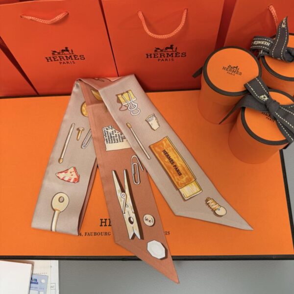 Sciarpa Twilly "Il mondo in borsa" di Hermes. Nastro di seta twilly (100% seta di gelso)