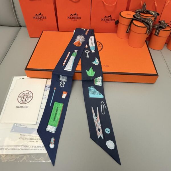 Sciarpa Twilly "Il mondo in borsa" di Hermes. Nastro di seta twilly (100% seta di gelso)