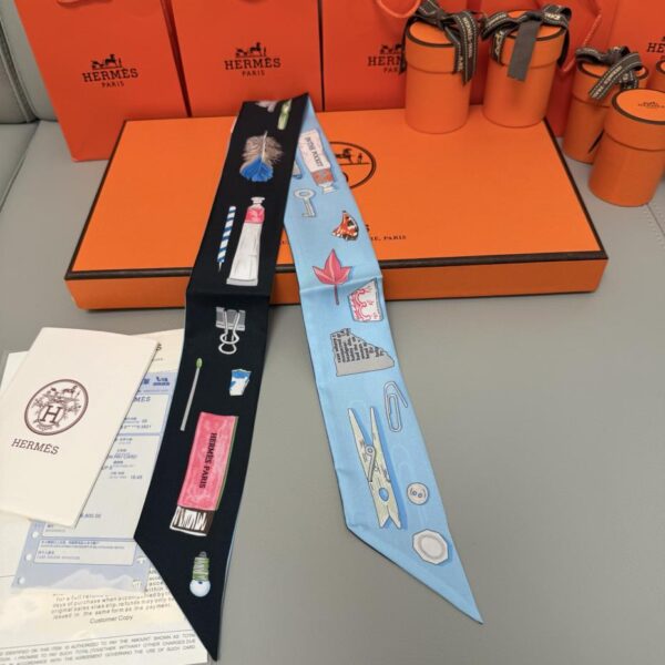 Sciarpa Twilly "Il mondo in borsa" di Hermes. Nastro di seta twilly (100% seta di gelso)