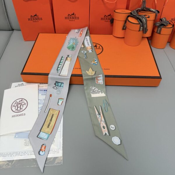 Sciarpa Twilly "Il mondo in borsa" di Hermes. Nastro di seta twilly (100% seta di gelso)