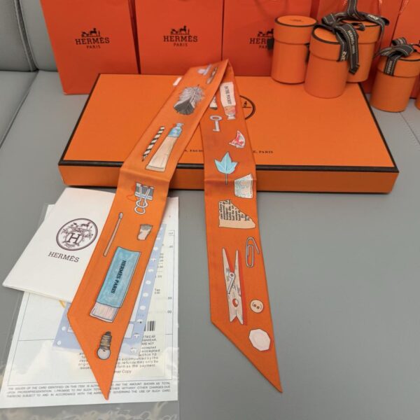 Sciarpa Twilly "Il mondo in borsa" di Hermes. Nastro di seta twilly (100% seta di gelso)