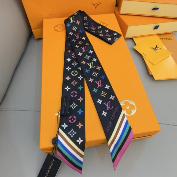 repliche,replica,perfette,siti di,affidabili,migliori siti,dove comprare,1:1,scarpe da ginnastica Nuova sciarpa di seta ufficiale LV LV x Murakami Takashi hanno marchiato congiuntamente la sciarpa di seta a prodotto singolo più alta