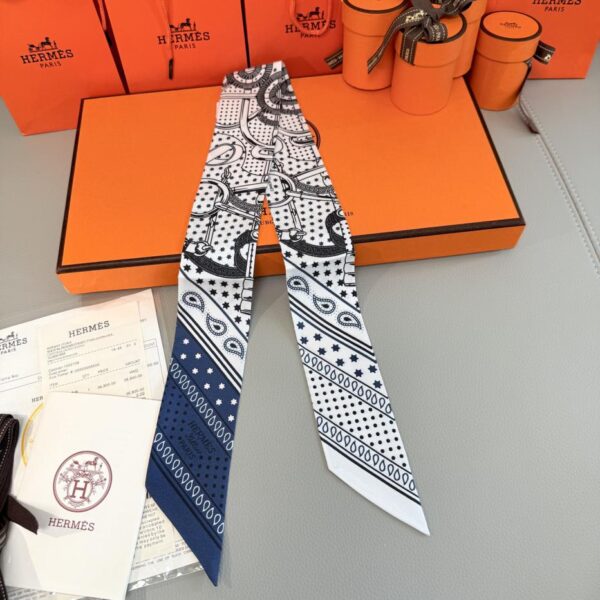 Speroni dorati Hermès twilly 100% seta di gelso, nastro da 18 mm