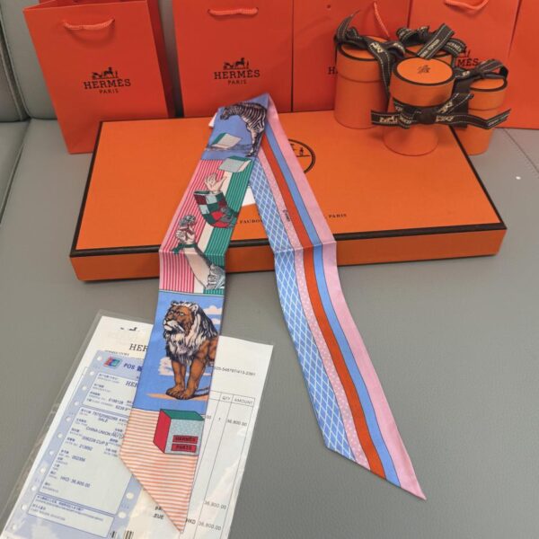 repliche,replica,perfette,siti di,affidabili,migliori siti,dove comprare,1:1,scarpe da ginnastica Sciarpa Twilly Hermes “New Grand Theatre” (100% seta di gelso)