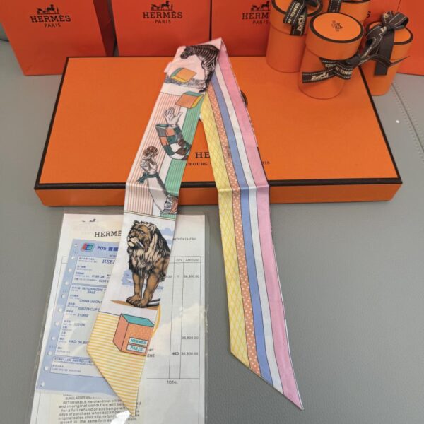 repliche,replica,perfette,siti di,affidabili,migliori siti,dove comprare,1:1,scarpe da ginnastica Sciarpa Twilly Hermes “New Grand Theatre” (100% seta di gelso)