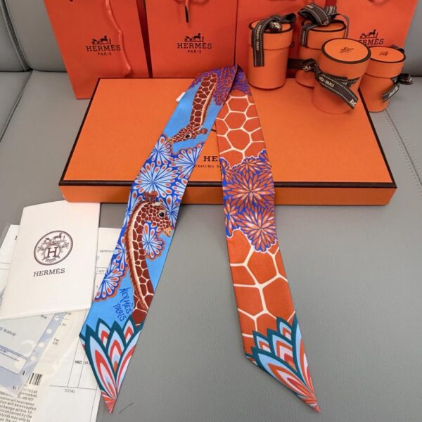 repliche,replica,perfette,siti di,affidabili,migliori siti,dove comprare,1:1,scarpe da ginnastica Sciarpa Twilly Hermes “Tre Grazie” (100% seta di gelso)
