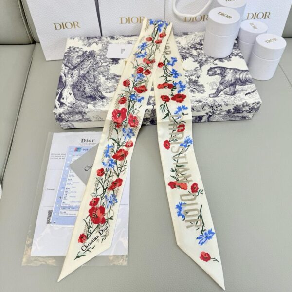 Sciarpa Dior in seta con fiori di gelso, il modello è splendido come un giardino primaverile, colorato