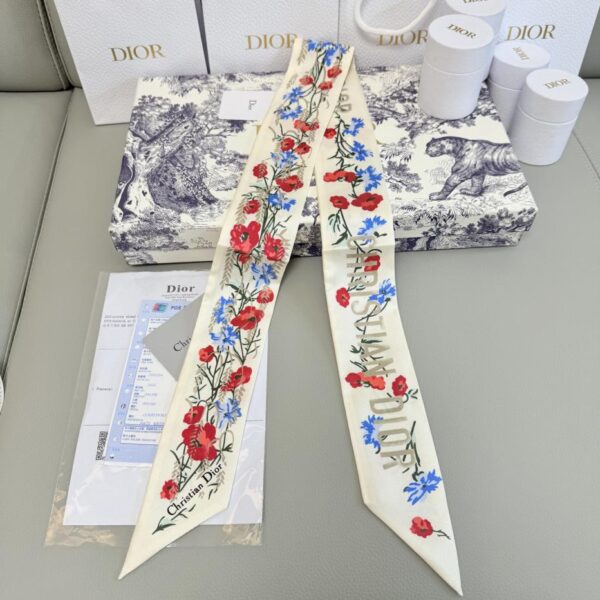 Sciarpa Dior in seta con fiori di gelso, il modello è splendido come un giardino primaverile, colorato