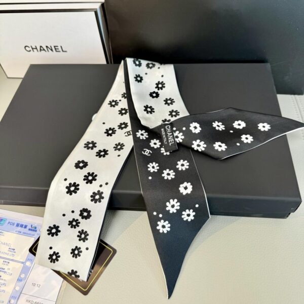 repliche,replica,perfette,siti di,affidabili,migliori siti,dove comprare,1:1,scarpe da ginnastica La sciarpa Chanel Twilly è qui