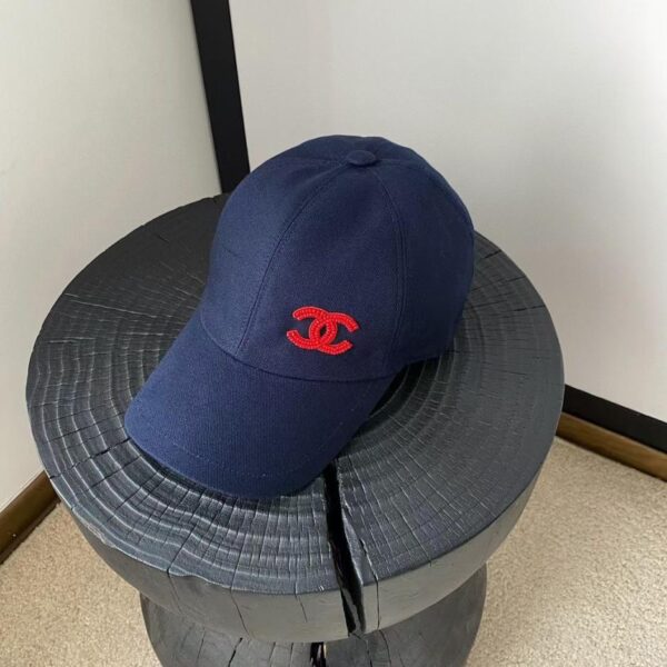 Cappello a secchiello Chanel con logo ricamato con perline (77E7)
