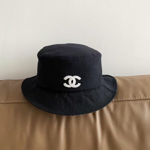 Cappello a secchiello con logo Chanel con perline ricamate (B3DE)