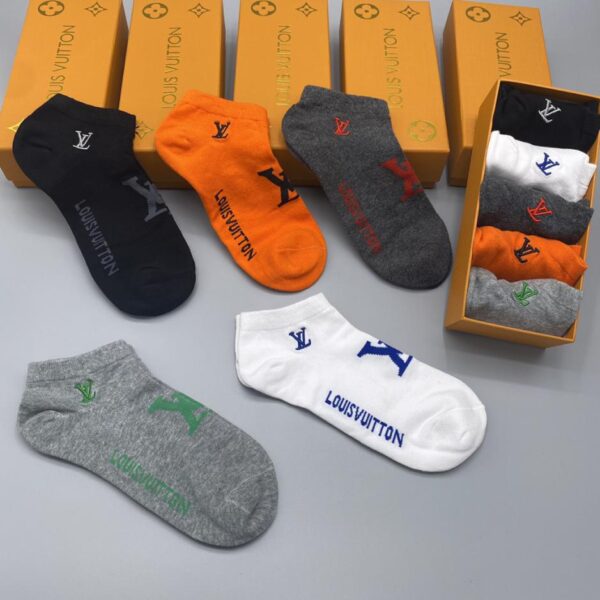 Nuovi calzini LV, alta qualità, molto comodi, assorbono il sudore, traspiranti e antiscivolo, stesso stile per uomo e donna, cinque paia in una scatola (D2C9)
