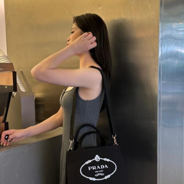 repliche,replica,perfette,siti di,affidabili,migliori siti,dove comprare,1:1,scarpe da ginnastica Borsa tote nuova di Prada in tela