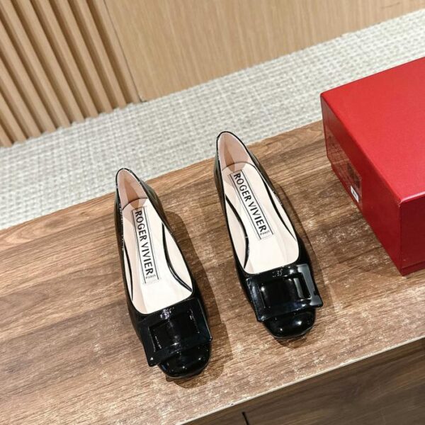 repliche,replica,perfette,siti di,affidabili,migliori siti,dove comprare,1:1,scarpe da ginnastica Le nuove scarpe U Look di Roger Vivier con punta tonda all’inizio della primavera, tacco piccolo e spesso rotondo da 2,5 cm