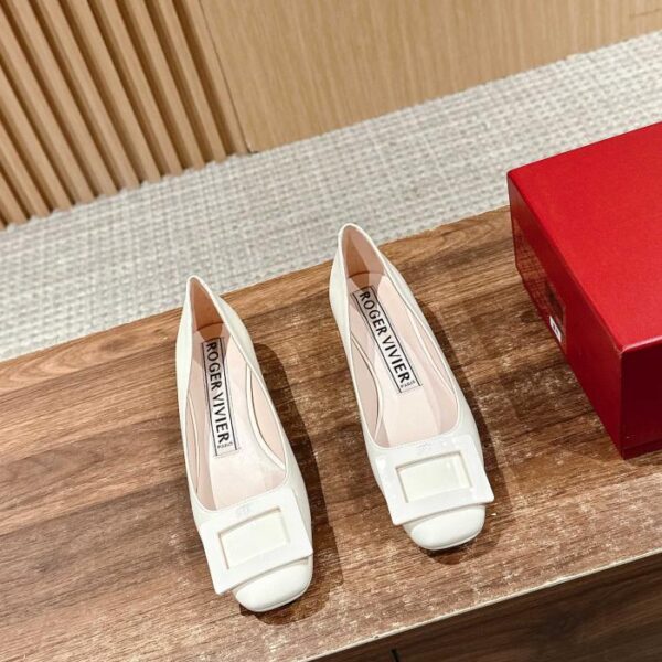 repliche,replica,perfette,siti di,affidabili,migliori siti,dove comprare,1:1,scarpe da ginnastica Le nuove scarpe U Look di Roger Vivier con punta tonda all’inizio della primavera, tacco piccolo e spesso rotondo da 2,5 cm