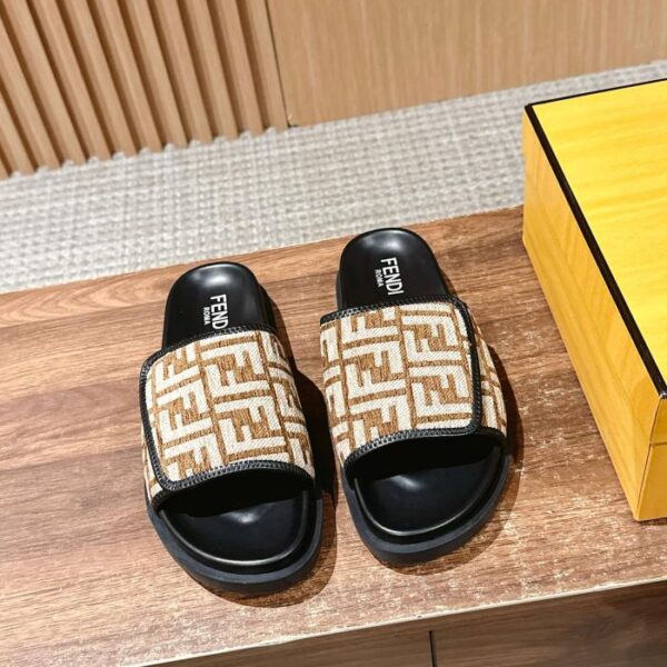 L'ultima serie estiva Roma di Fendi abbina sandali e pantofole slip-on