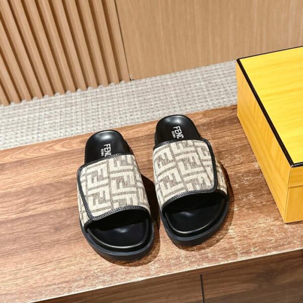 repliche,replica,perfette,siti di,affidabili,migliori siti,dove comprare,1:1,scarpe da ginnastica L’ultima serie estiva Roma di Fendi abbina sandali e pantofole slip-on