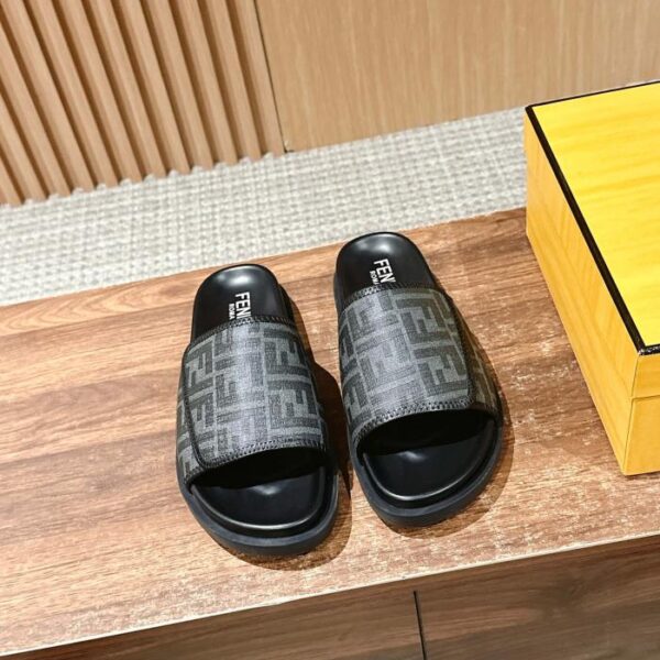 repliche,replica,perfette,siti di,affidabili,migliori siti,dove comprare,1:1,scarpe da ginnastica L’ultima serie estiva Roma di Fendi abbina sandali e pantofole slip-on