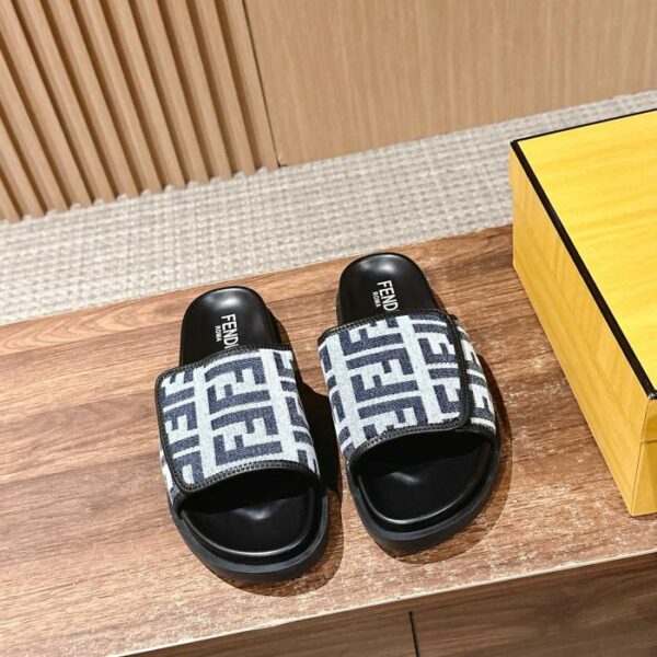repliche,replica,perfette,siti di,affidabili,migliori siti,dove comprare,1:1,scarpe da ginnastica L’ultima serie estiva Roma di Fendi abbina sandali e pantofole slip-on