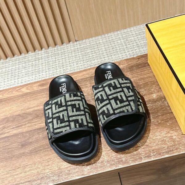 repliche,replica,perfette,siti di,affidabili,migliori siti,dove comprare,1:1,scarpe da ginnastica L’ultima serie estiva Roma di Fendi abbina sandali e pantofole slip-on