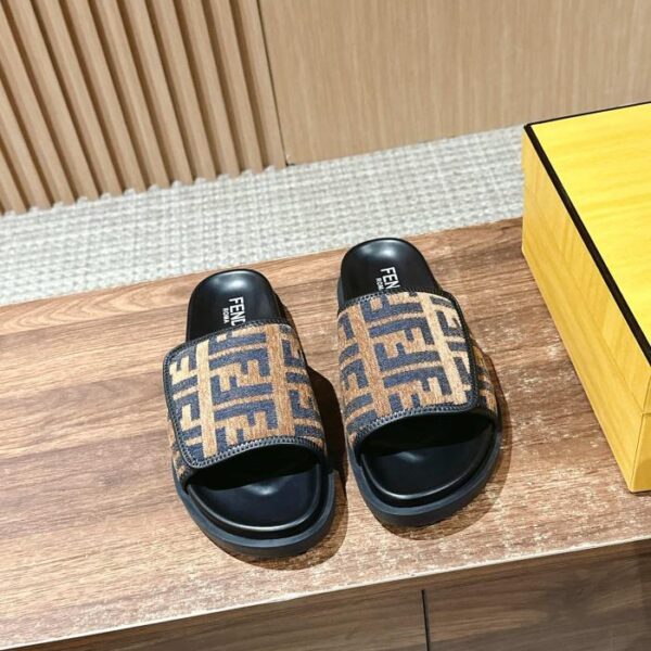 repliche,replica,perfette,siti di,affidabili,migliori siti,dove comprare,1:1,scarpe da ginnastica L’ultima serie estiva Roma di Fendi abbina sandali e pantofole slip-on