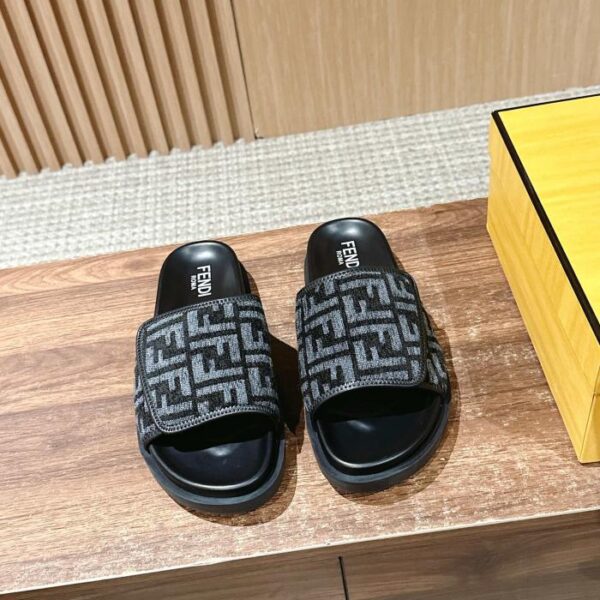 repliche,replica,perfette,siti di,affidabili,migliori siti,dove comprare,1:1,scarpe da ginnastica L’ultima serie estiva Roma di Fendi abbina sandali e pantofole slip-on