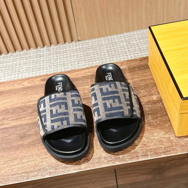 repliche,replica,perfette,siti di,affidabili,migliori siti,dove comprare,1:1,scarpe da ginnastica L’ultima serie estiva Roma di Fendi abbina sandali e pantofole slip-on