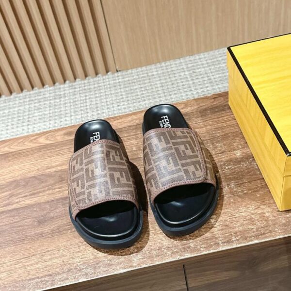 repliche,replica,perfette,siti di,affidabili,migliori siti,dove comprare,1:1,scarpe da ginnastica L’ultima serie estiva Roma di Fendi abbina sandali e pantofole slip-on