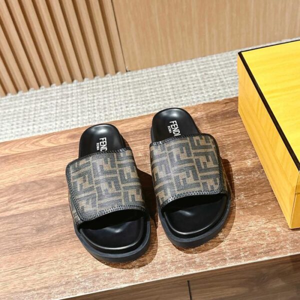 repliche,replica,perfette,siti di,affidabili,migliori siti,dove comprare,1:1,scarpe da ginnastica L’ultima serie estiva Roma di Fendi abbina sandali e pantofole slip-on