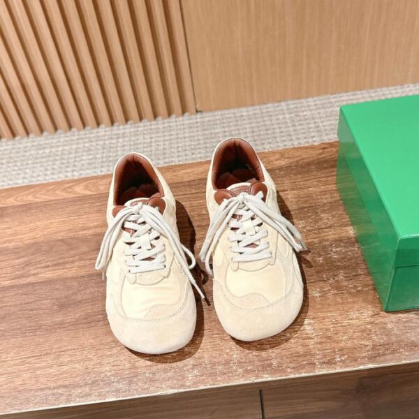La serie Bottega Veneta abbina sneakers casual retrò