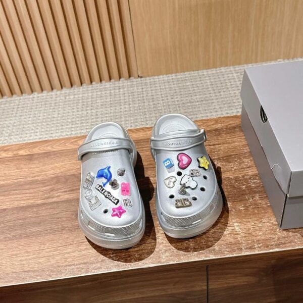 repliche,replica,perfette,siti di,affidabili,migliori siti,dove comprare,1:1,scarpe da ginnastica Balenciaga modello di coppia Crocs a marchio congiunto CROCS MULE JIBBITZ scarpe con foro, sandali con suola spessa maggiorati