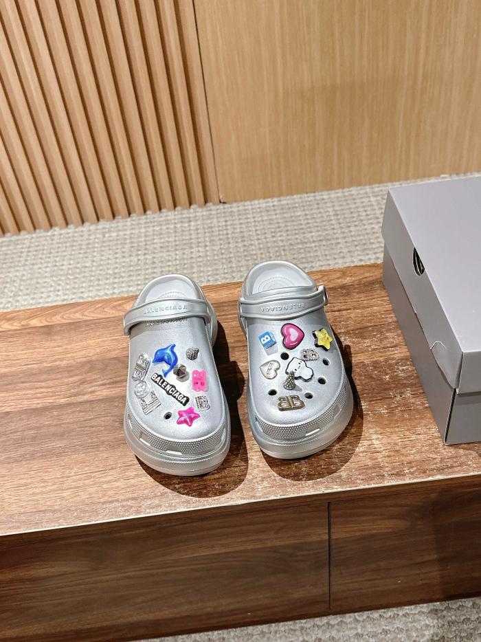 repliche,replica,perfette,siti di,affidabili,migliori siti,dove comprare,1:1,scarpe da ginnastica Balenciaga modello di coppia Crocs a marchio congiunto CROCS MULE JIBBITZ scarpe con foro, sandali con suola spessa maggiorati repliche,replica,perfette,siti di,affidabili,migliori siti,dove comprare,1:1,scarpe da ginnastica Balenciaga modello di coppia Crocs a marchio congiunto CROCS MULE JIBBITZ scarpe con foro, sandali con suola spessa maggiorati