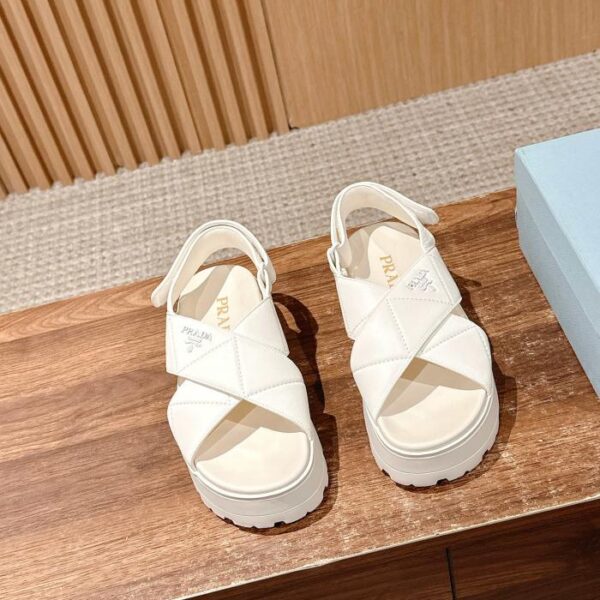 I nuovi sandali in velcro con la suola spessa di Prada