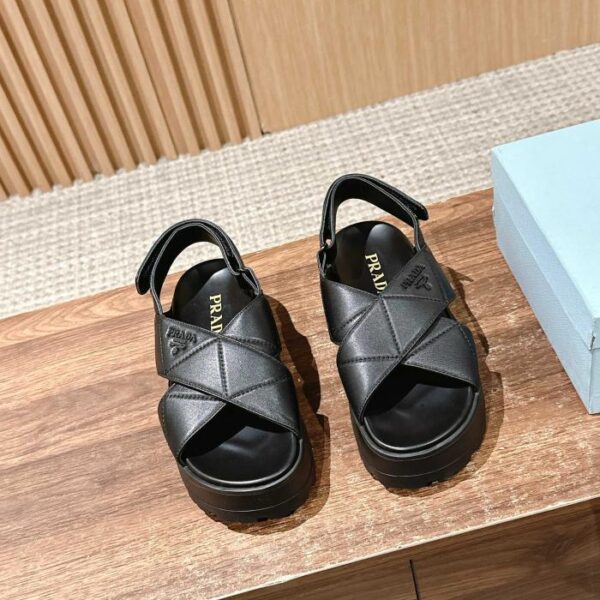 I nuovi sandali in velcro con la suola spessa di Prada