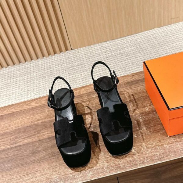 Nuovi sandali e ciabatte platform di Hermès, tomaia classica a forma di H