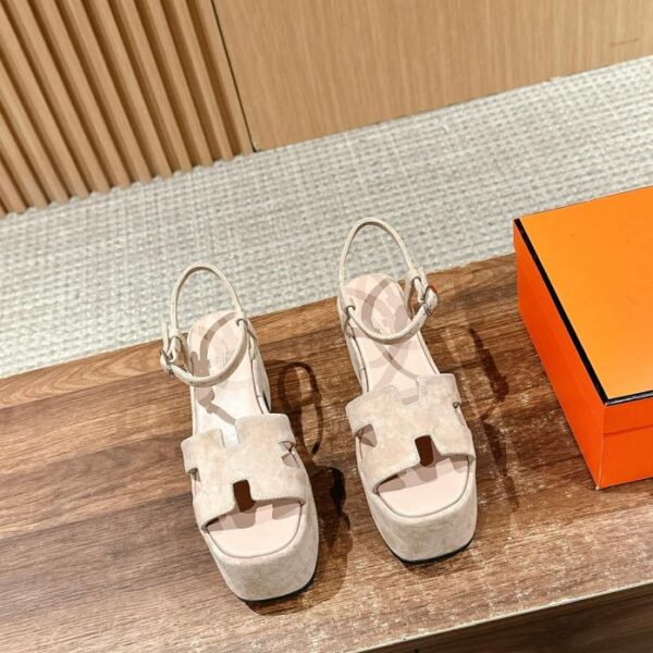 Nuovi sandali e ciabatte platform di Hermès, tomaia classica a forma di H