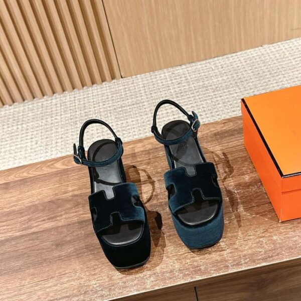 Nuovi sandali e ciabatte platform di Hermès, tomaia classica a forma di H