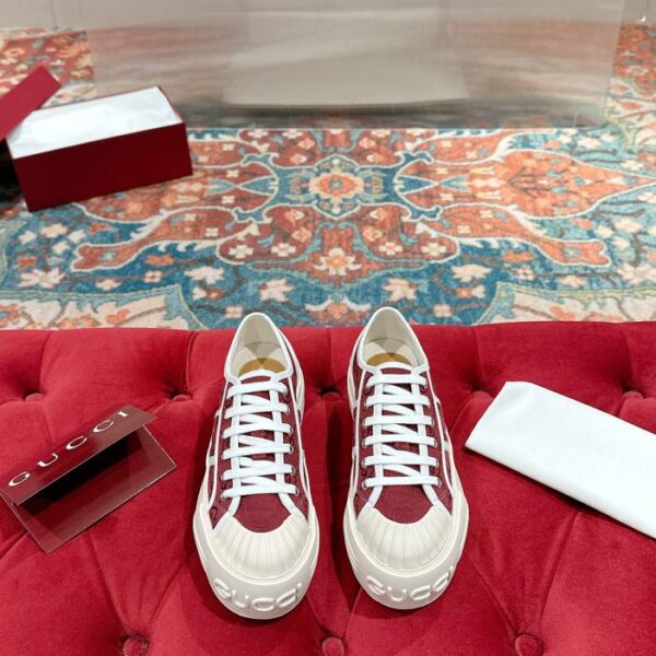 Sneakers Gucci realizzate in tela GG