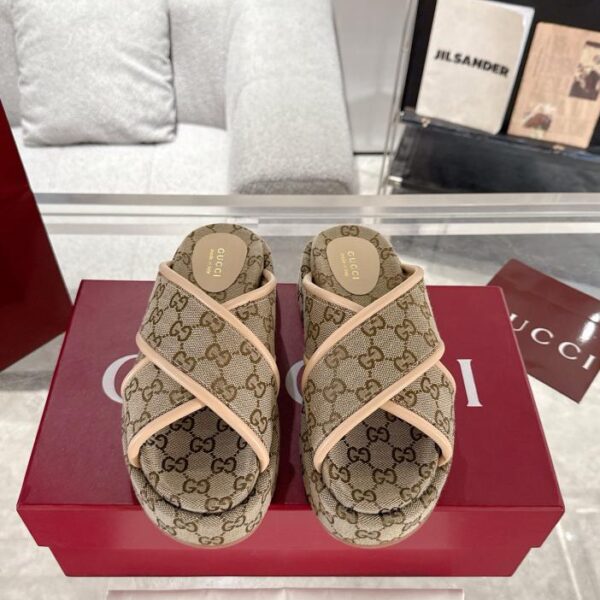 Pantofole in tela classica con incrocio GG con suola spessa Gucci in stile coppia