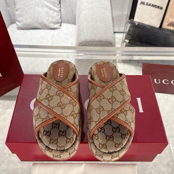 Pantofole in tela classica con incrocio GG con suola spessa Gucci in stile coppia