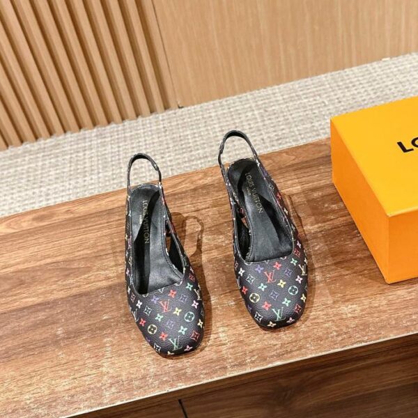repliche,replica,perfette,siti di,affidabili,migliori siti,dove comprare,1:1,scarpe da ginnastica I nuovi sandali Mary Jane con tacco a blocco cavo sul retro di Louis Vuitton